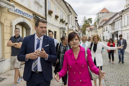 Kamniško mestno središče z novim utripom – sprehod z županom po pop-up izložbah in obisk novih podjetnikov  (30)